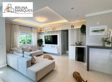Casa · 204m² · 4 Quartos · 2 Vagas · 15 minutos caminhando até a praia!