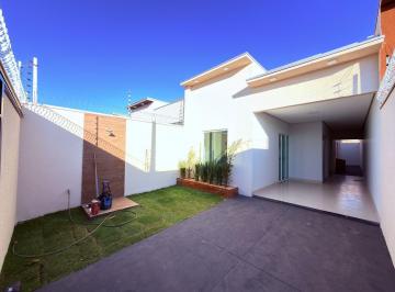 Casa · 92m² · 3 Quartos · 2 Vagas · Casa Padrão com 03 quartos na Qd. 141B