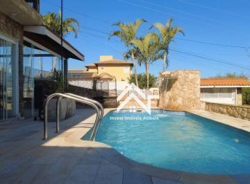 Casa com portas de vidro para a Piscina com cascata · Casa colonial em madeira de lei , condomínio, mobiliada para venda. Energia Solar - Piscina