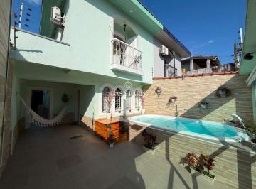Casa · 125m² · 3 Quartos · 1 Vaga · Sobrado à venda no Boqueirão (Praia Grande) com 3 quartos, 1 suíte e piscina