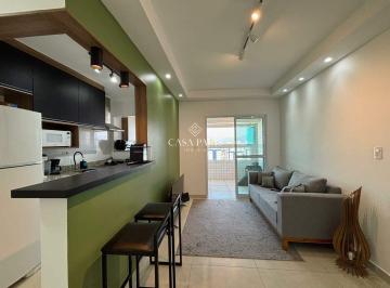 Sala · Apartamento 1 Suíte no Canto do Forte, Praia Grande/SP | Varanda Gourmet • Mobiliado • 1 Vaga