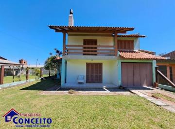 Casa · 208m² · 4 Quartos · 1 Vaga · C05 - Excelente residência com 04 dormitórios a apenas 100 metros do mar