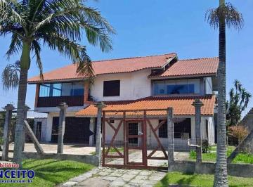 Casa · 330m² · 6 Quartos · 4 Vagas · C246 - Belíssimo sobrado localizado na região central de Imbé