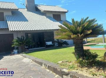 Casa · 194m² · 3 Quartos · 1 Vaga · C45 - Excelente residência localizada a apenas 50 metros do mar