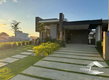 Casa de 3 quartos, Porangaba · Magnífico imóvel à venda no Ninho Verde 1, excelente construção contendo 3 suítes amplas