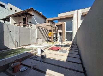 Foto 01 · CASA LINEAR COM 3 QUARTOS SENDO 1 SUÍTE, PISCINA A VENDA NO BAIRRO RECREIO EM RIO DAS OSTRAS RJ