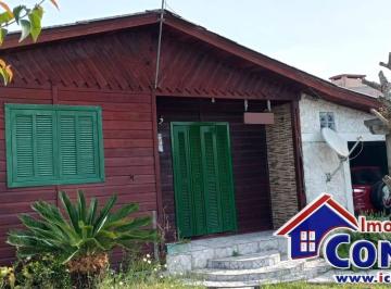 Casa · 110m² · 3 Quartos · 2 Vagas · C854 - Residência de madeira localizada em região de moradores em Mariluz