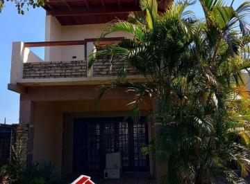 Casa · 100m² · 4 Quartos · 2 Vagas · C514 - Excelente residência localizada em região de moradores em Albatroz