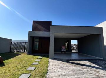 Casa de 3 quartos, Atibaia · Maravilhosa casa de condomínio com 3 dormitórios sendo um suíte com varanda vista para as montanhas.