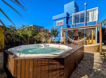 Casa · 246m² · 3 Quartos · Casa de Alto Padrão a 600 metros da Praia dos Açores