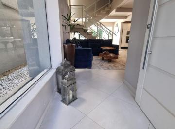 Casa · 260m² · 3 Quartos · 4 Vagas · Residência Exclusiva com Arquitetura Contemporânea e Área de Lazer Completa