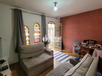 Casa · 300m² · 3 Quartos · 2 Vagas · Casa com 3 quartos disponível para venda no bairro Maravilha em Uberlândia-MG