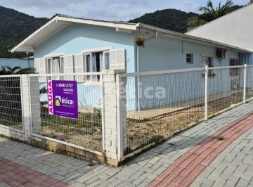 Casa · 3 Quartos · 3 Vagas · Ampla Casa de Esquina com 3 Dormitórios e Closet para Locação
