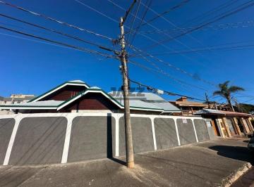 Casa · 470m² · 4 Quartos · 2 Vagas · Sobrado com 2 Suítes, Hidromassagem, Energia Solar e Quintal Amplo