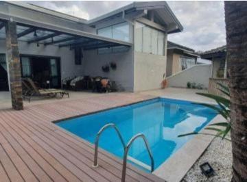 Casa de 3 quartos, Santana de Parnaíba · Linda casa a venda no residencial Alpha 11, com 3 dormitórios, sendo, 2 suítes, 4 vagas.