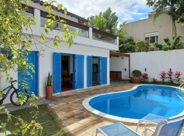 Casa de 6 quartos, São Sebastião · Casa bem localizada disponível para locação de temporada!