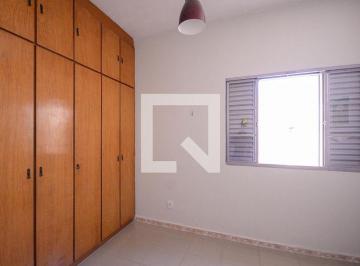 Esta encantadora casa oferece um espaço generoso de 206 metros quadrados, ideal  · Casa à Venda - Aclimação, 3 Quartos, 206 m2