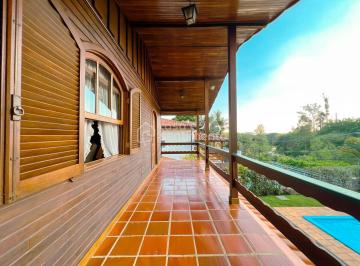 Casa · 309m² · 5 Quartos · 2 Vagas · Condomínio Marambaia - Casa de madeira com 5 quartos, 309m², piscina à venda no Condomínio Marambaia