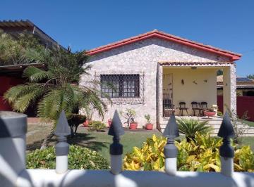 Casa · 205m² · 2 Quartos · 4 Vagas · Casarão com terreno de 2.324m² na Pontinha | Espaço, lazer e localização privilegiada