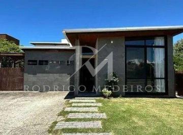 7ba2c482-027f-4efa-bdbd-2c24f6e9b179_20260611_161328_0000-17812056636174.jpg · Casa com 3 suítes à venda no Morro das Pedras, Florianópolis