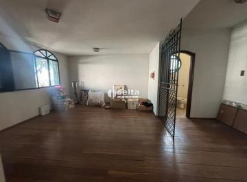 Casa · 360m² · 5 Quartos · 2 Vagas · Casa residencial com 5 quartos sendo 1 suíte disponível para locação no bairro Tabajaras em Uberlând