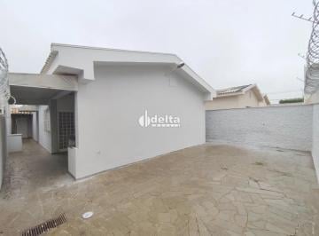 Casa · 170m² · 3 Quartos · 2 Vagas · Casa com 3 quartos, 1 suíte, disponível para locação no bairro Brasil em Uberlândia-MG.