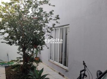 Casa · 250m² · 3 Quartos · 2 Vagas · Casa residencial com 3 quartos sendo 1 suíte disponível para venda no bairro Mansour em Uberlândia-M