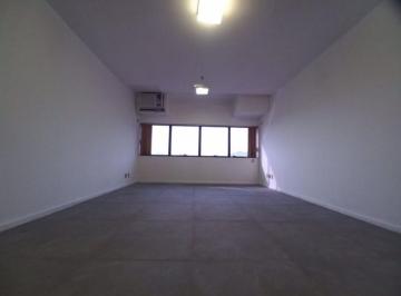 8338eac800d55a3e930b6b98e7fc03a64eea857b · SALA REFORMADA DE FRENTE COM RECEPÇÃO E BANHEIRO NO EDIFÍCIO BARRA BUSINESS