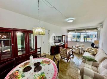 Sala · Apartamento 3 quartos no Leblon (Frente) com vista livre e vaga na escritura