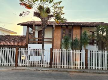 Casa de 4 quartos, Brasília · Alugo casa colonial Qi 03