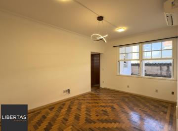 Living · Apartamento reformado de 67m², 2 dormitórios com peças amplas na Praia de Belas