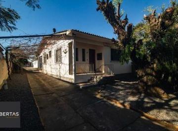 .jpg+2025-03-04 · Casa em Porto Alegre, no bairro Vila Nova, com 6 dormitório(s), e 6 banheiros, à