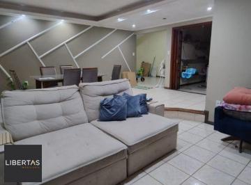 .jpg+2025-03-04 · Casa em Porto Alegre, no bairro Vila Nova, com 4 dormitório(s), e 4 banheiros, à