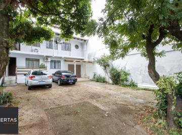 Casa · 181m² · 4 Quartos · 4 Vagas · Casa ampla de 2 pavimentos com 4 dormitórios, 1 suite e 4 vagas no bairro Santa