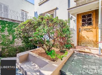 Casa · 210m² · 4 Quartos · 3 Vagas · Casa impecável na Lopo Gonçalves com 4 dormitórios, garagem e pátio amplo
