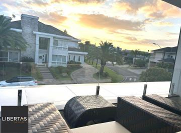 Casa · 220m² · 3 Quartos · 3 Vagas · Casa Alto Padrão com 3 Suítes e Piscina no Alphaville