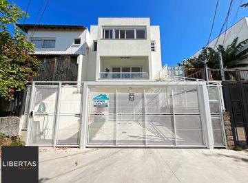 Casa · 225m² · 3 Quartos · 4 Vagas · Linda residência com 3 dormitórios, sendo 1 suíte, com Linda Vista do Bairro.