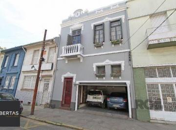 .jpg+2025-03-04 · Casa em Porto Alegre, no bairro Floresta, com 3 dormitório(s), e 3 banheiros, à