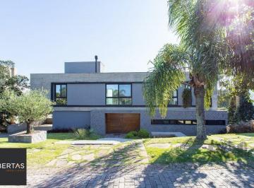Casa · 443m² · 4 Quartos · 4 Vagas · Casa à venda - em Teresópolis