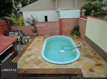Casa · 200m² · 3 Quartos · 3 Vagas · Casa com três dormitórios, suíte, piscina e 3 vagas.