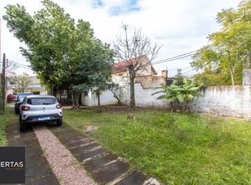 Casa · 100m² · 3 Quartos · 4 Vagas · Terreno medindo 11 X 39,66 com 2 casas de alvenaria - Bairro Guarujá