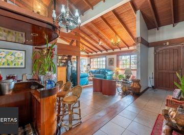 Casa · 385m² · 3 Quartos · 4 Vagas · Casa semimobiliada com 385m², 3 suítes, piscina e espaço gourmet na Chácara das