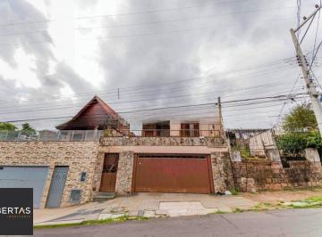 Casa · 166m² · 3 Quartos · 2 Vagas · Casa de 3 quartos, churrasqueira, terraço, 2 vagas no bairro Glória.