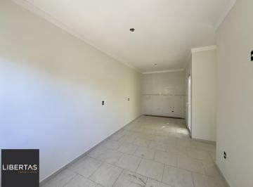 Living · Casa em condomínio com 2 dormitórios, vaga de garagem e churrasqueira na Olaria