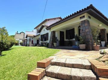 Casa · 277m² · 4 Quartos · 3 Vagas · Belíssima casa de esquina, em estilo colonial com 277m2 de área privativa, terre