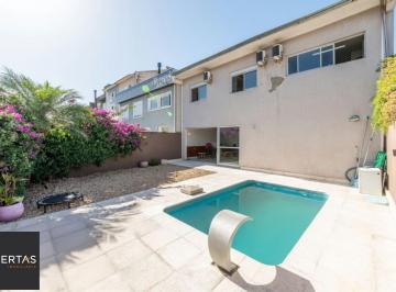 Casa · 215m² · 3 Quartos · 2 Vagas · Casa em condomínio de 3 quartos, 2 vagas e churrasqueira no Mário Quintana.