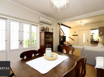 Casa · 217m² · 4 Quartos · 3 Vagas · Casa de 4 quartos, 3 banheiros, 3 vagas no bairro Rio Branco