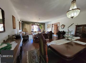 Casa · 390m² · 4 Quartos · 4 Vagas · Casa térrea com 04 quartos e com 04 vagas de garagem
