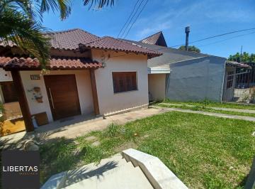 Casa · 189m² · 3 Quartos · 3 Vagas · Casa de 3 quartos, suíte e patio no bairro Medianeira em POA