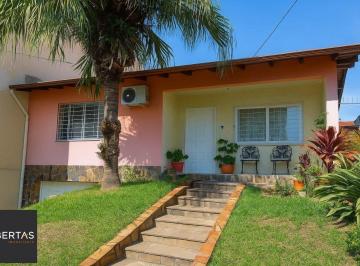 Casa · 150m² · 3 Quartos · 2 Vagas · Casa de 3 Quartos e 2 Vagas de garagem em Cachoeirinha.